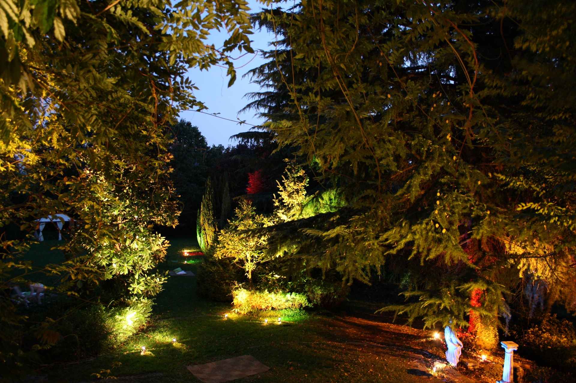 Immagine di sfondo del giardino illuminato di Villa Teodolinda a Villa d'Adda Bergamo vicino a Milano e Lecco