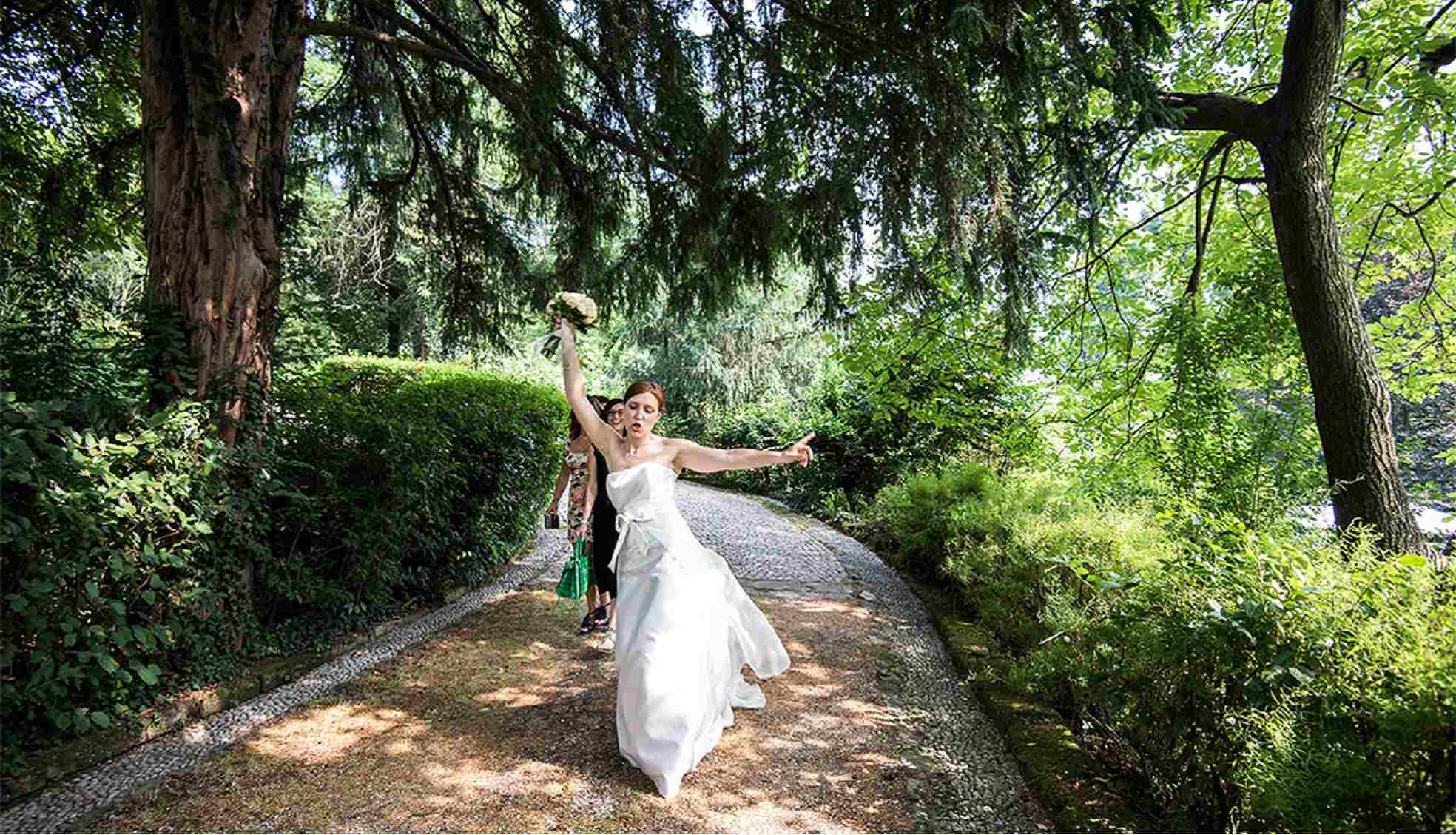 Sposa in location con giardino a Bergamo - Concessione di Photografica Mangili