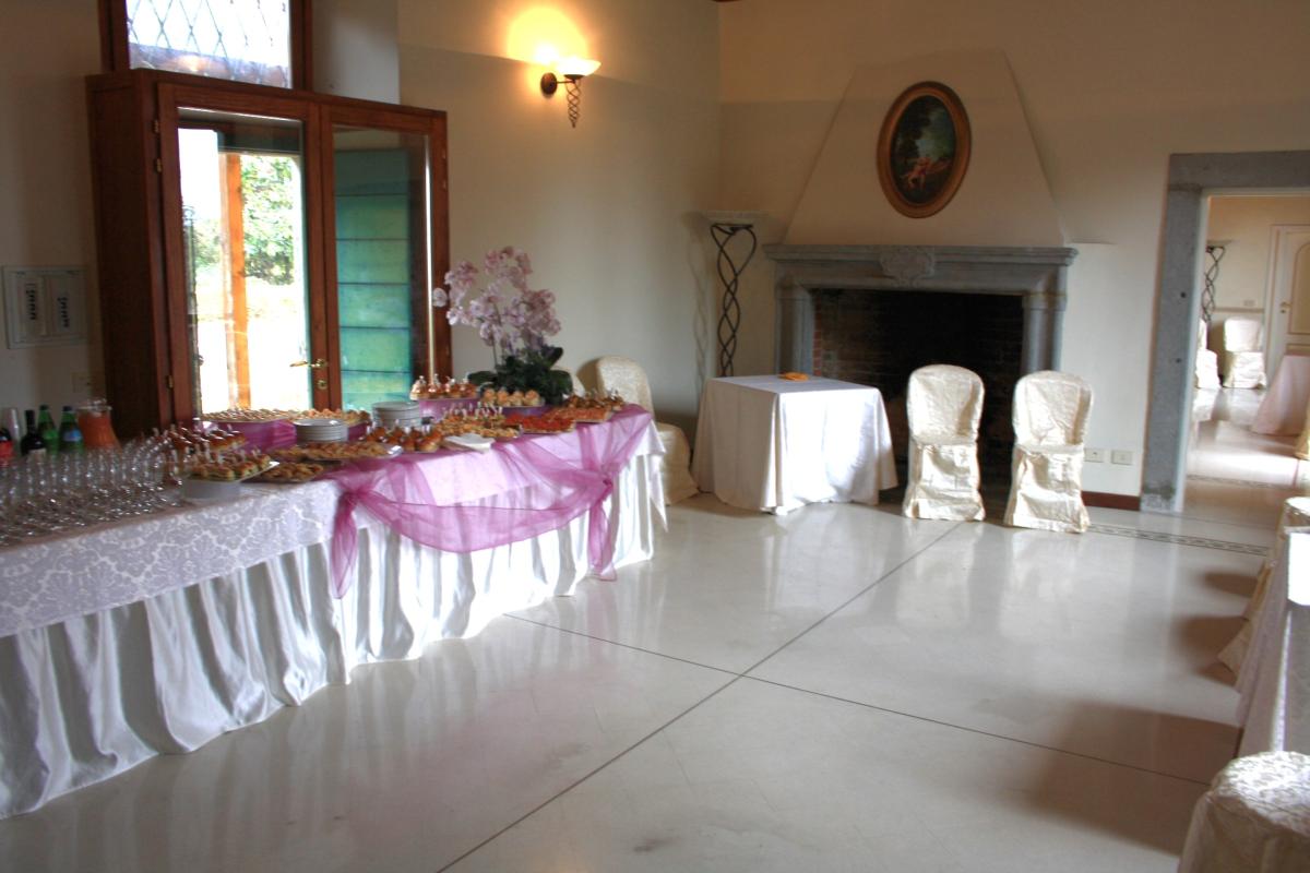 Buffet allestito per un battesimo nelle sale interne di Villa Teodolinda